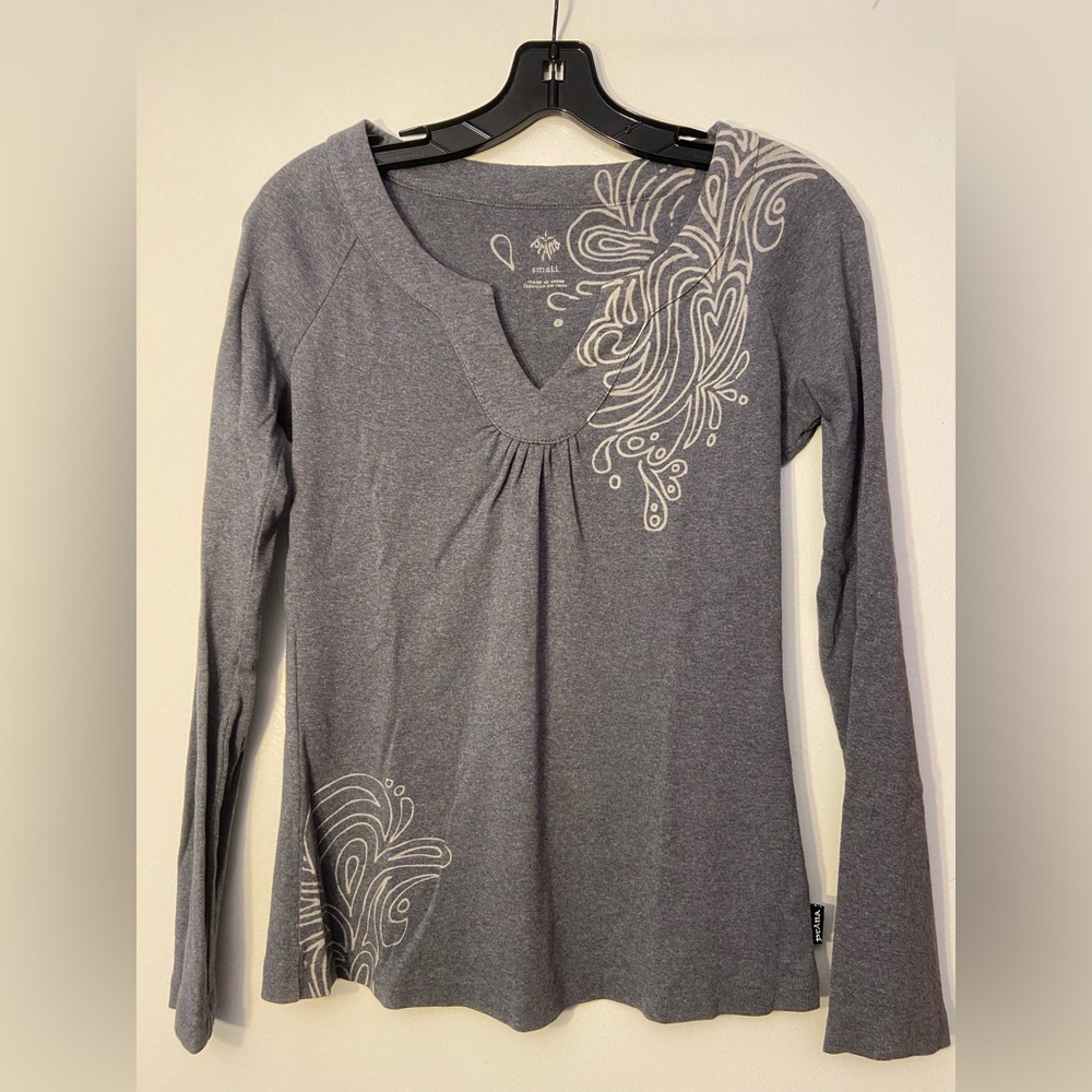 Prana womens long sleeve scoop/V neck shirt, Sz S, gray with white design EUC